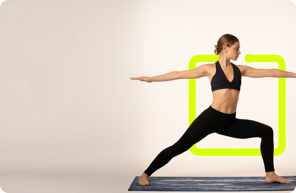 Persona practicando yoga sobre un mat FYKA