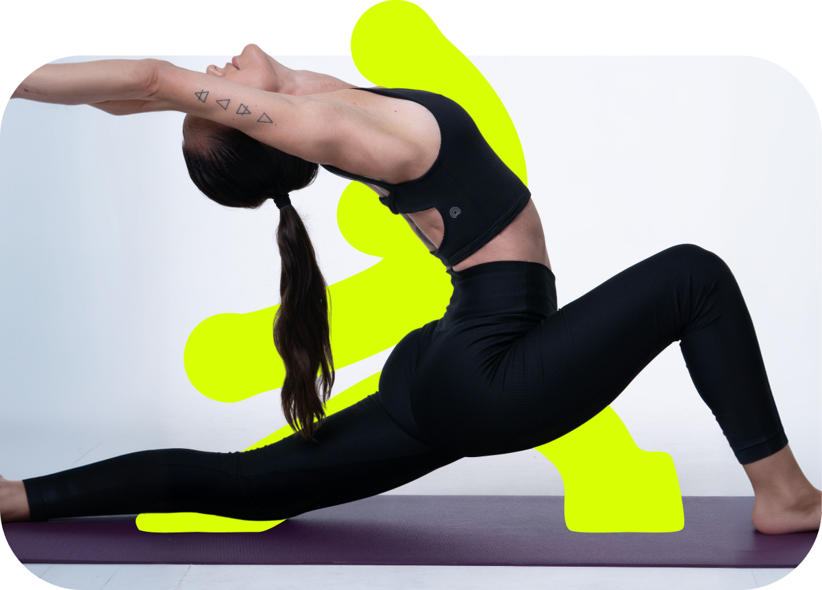 Mujer practicando yoga para Fyka